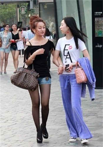 绿巨人与寡姐回眸一笑