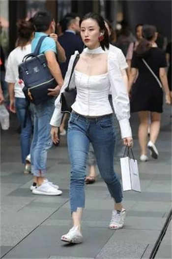 生理课老师拿女班当教材