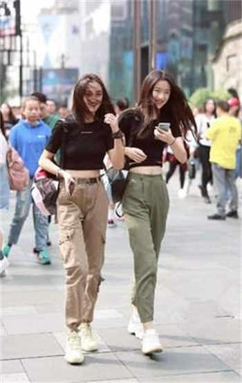 学校后山小情侣