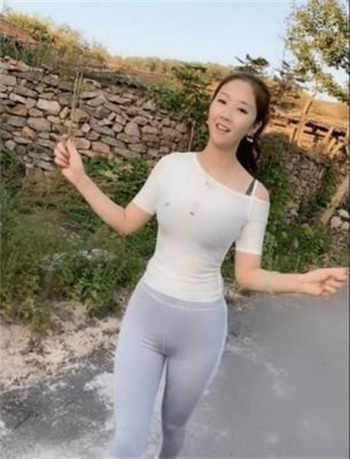 卖房女销售和客户在阳台上