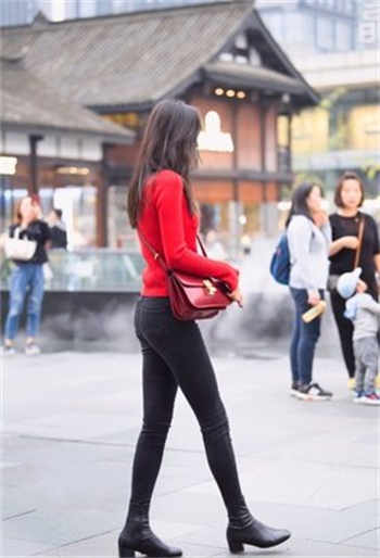 卖房女销售和客户在阳台上