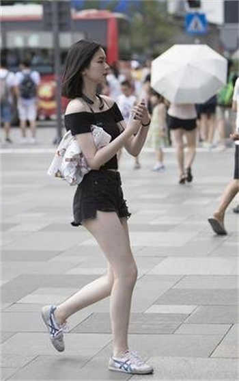 女老师和学生打扑克