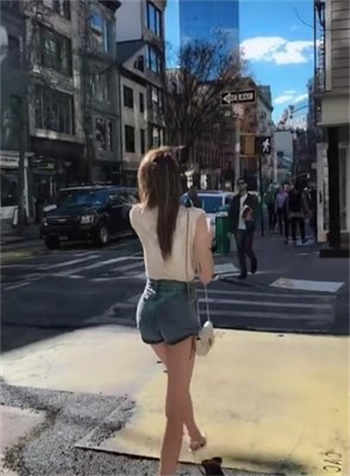 陪朋友的女友韵菁试婚纱