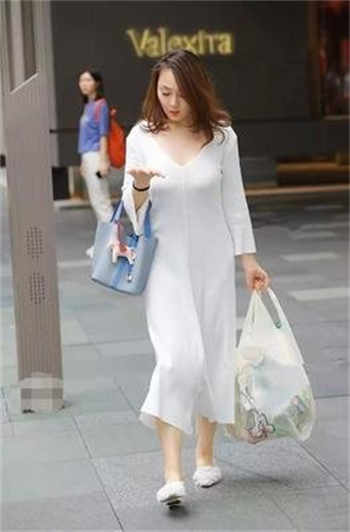在菜园上班的妻子