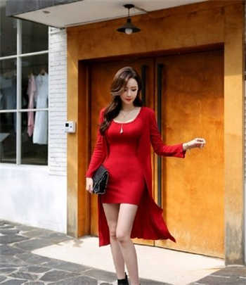 女子在长椅子上拉大便